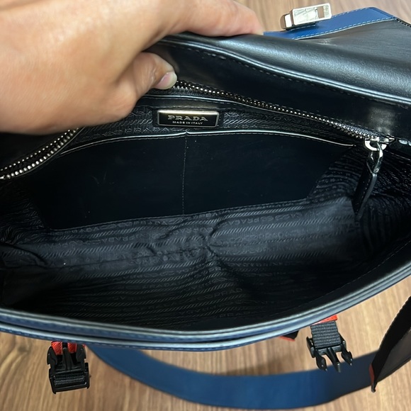 A188 - ๐ฏ % authentic Prada messenger crossbody bag - Picture 13 of 16